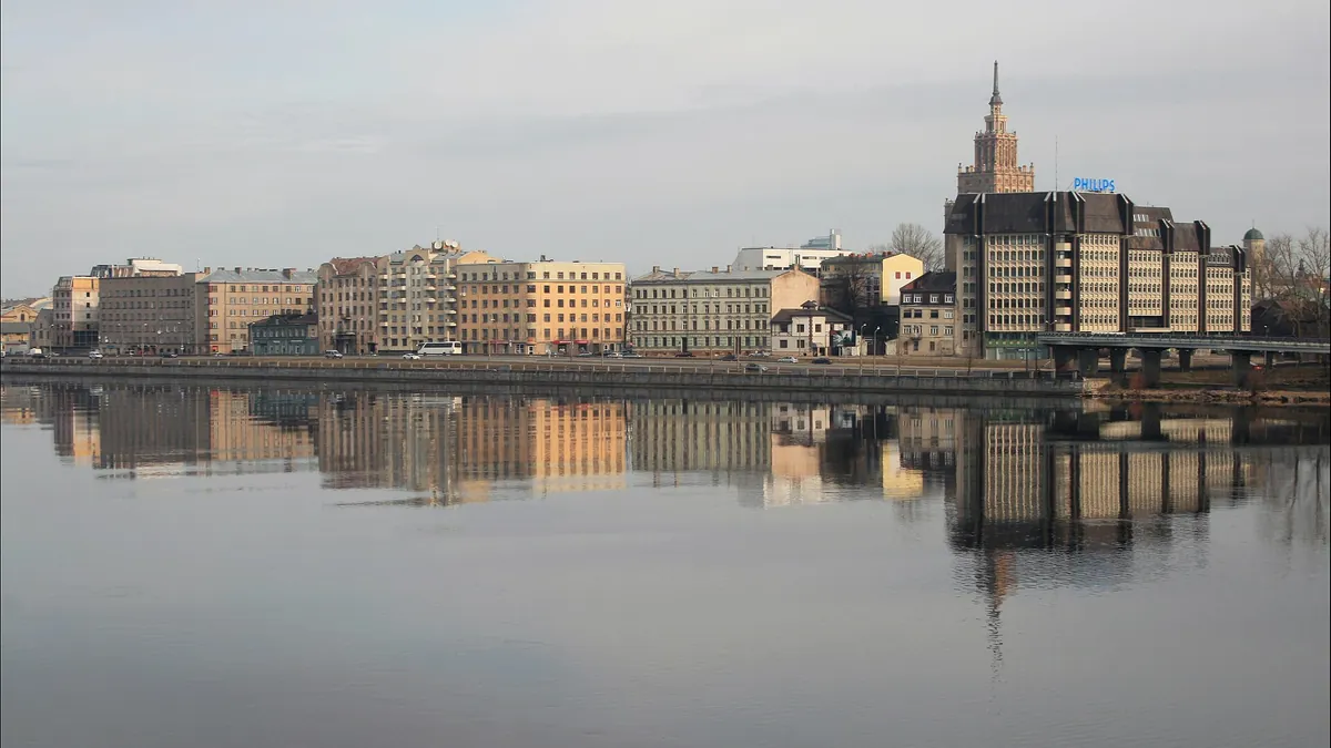 Rīga pāri Daugavai no Salu tilta